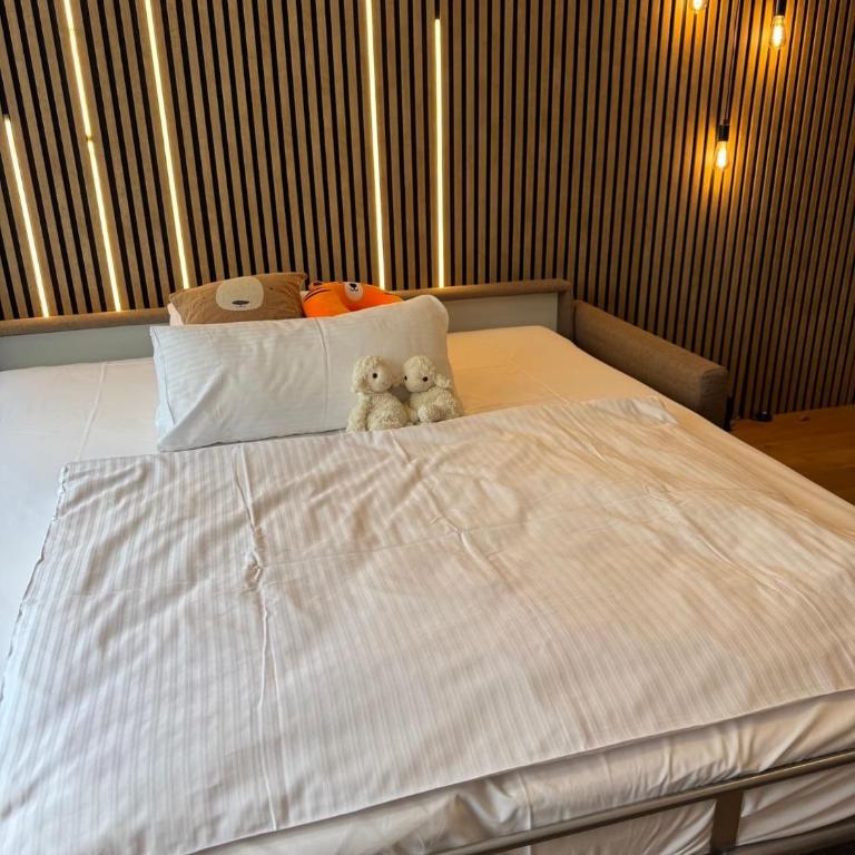 GoldenKey-Suites - Luxury Suite 'Leopold Mozart' - 3 Rooms - Air Conditioning - Prime location Rathausplatz Augsburg - Apartment - 44