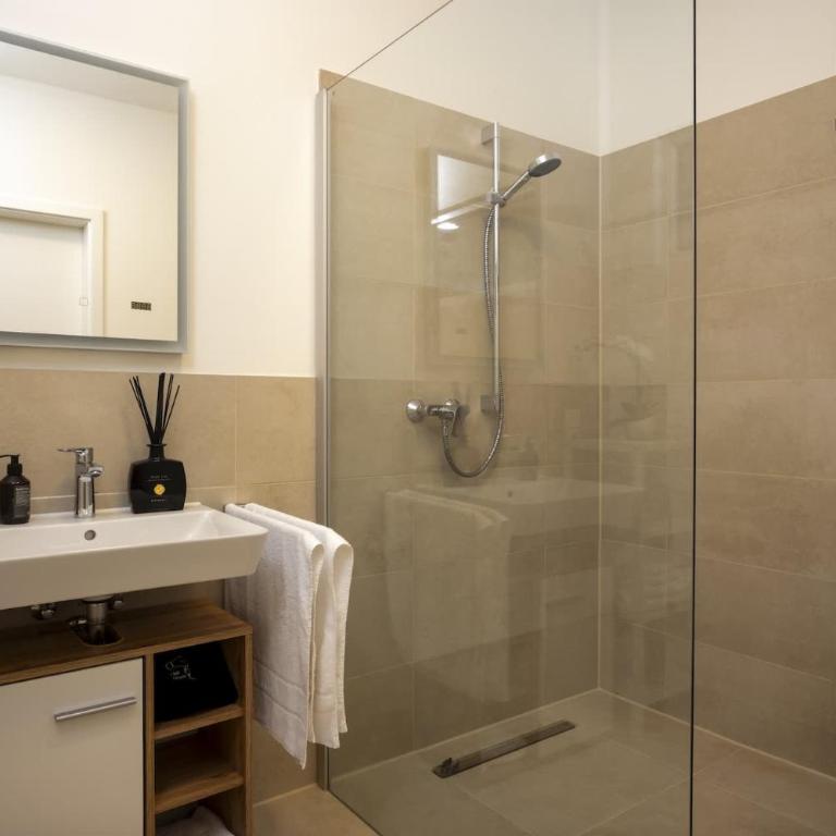 GoldenKey-Suites - Luxury Suite 'Leopold Mozart' - 3 Rooms - Air Conditioning - Prime location Rathausplatz Augsburg - Apartment - 16