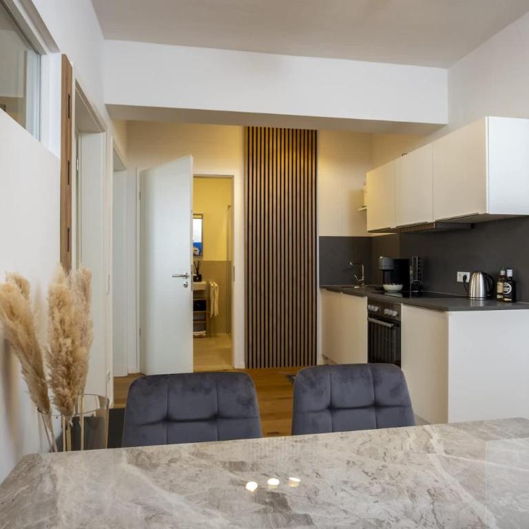 GoldenKey-Suites - Luxury Suite 'Leopold Mozart' - 3 Rooms - Air Conditioning - Prime location Rathausplatz Augsburg - Apartment - 4