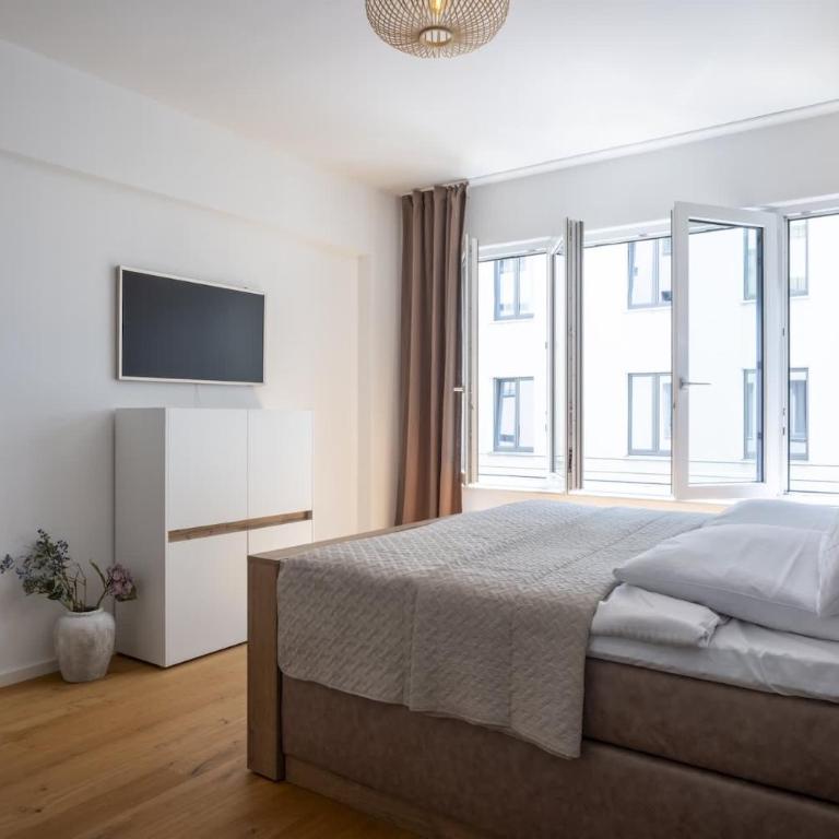 GoldenKey-Suites - Luxury Suite 'Leopold Mozart' - 3 Rooms - Air Conditioning - Prime location Rathausplatz Augsburg - Apartment - 2