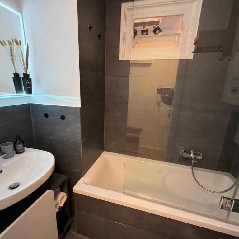 GoldenKey-Suites - Spacious Luxury Apartment in the Heart of Augsburg Old Town - Premium Open-Plan Kitchen - Appartement - 16