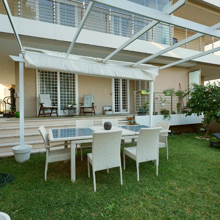 Enchanting Garden Retreat - One-Bedroom Villa - 3