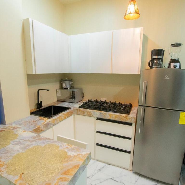 Close to the airport, beach, and restaurants, washing machine and dryer - Two-Bedroom Apartment - 4