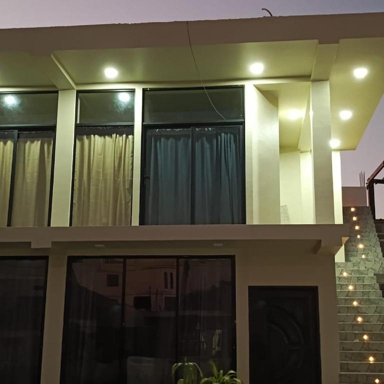 Close to the airport, beach, and restaurants, washing machine and dryer - Two-Bedroom Apartment - 8