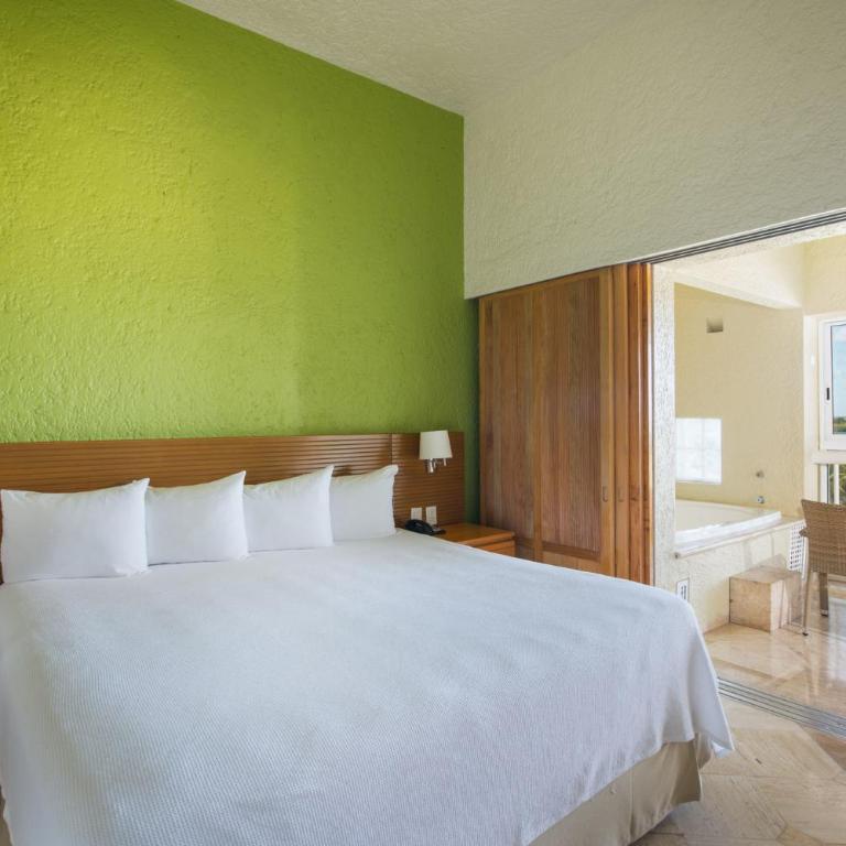 Club Regina Cancun - One-Bedroom King Suite with Jacuzzi, Balcony and Garden View - 4