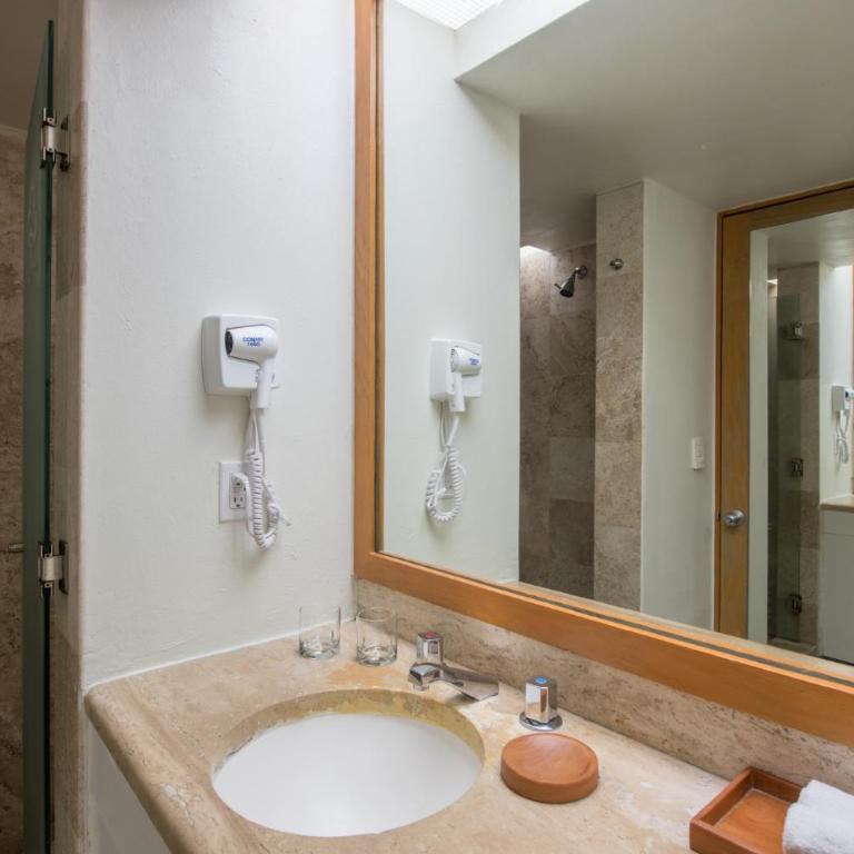Club Regina Cancun - Classic One-Bedroom King Suite with Sofa Bed, Balcony, Jacuzzi and Garden View - 5