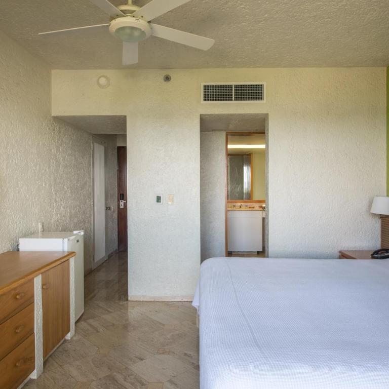 Club Regina Cancun - Classic One-Bedroom King Suite with Sofa Bed, Balcony, Jacuzzi and Garden View - 6