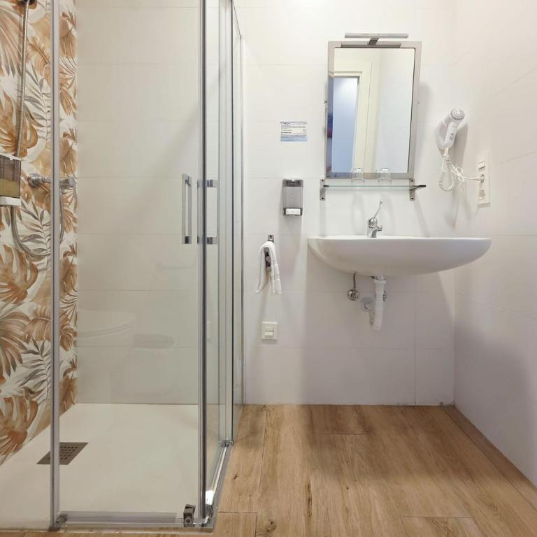 Bilbao ROOMS & KITCHEN Altube - Quadruple Room with Bathroom - 3