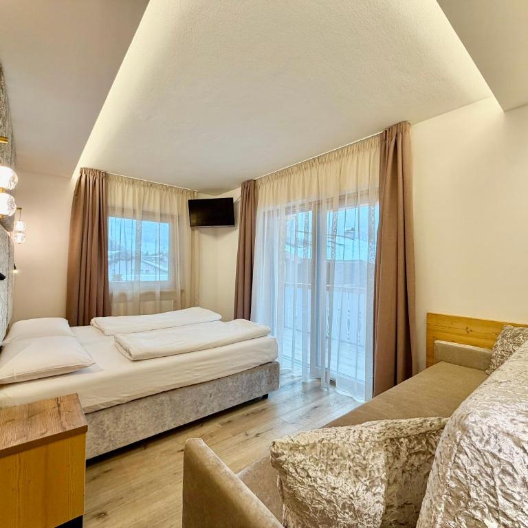 B&B Cèsa Planber Mountain View BIKE FRIENDLY - Quadruple Superior Room with Balcony and Mountain View - 1