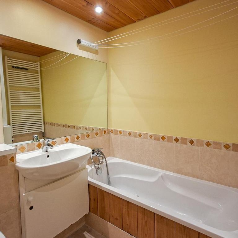 Appartement spacieux, ski aux pieds, balcon, 3 pièces, 6-8 personnes - FR-1-425-238 - Appartement - 6