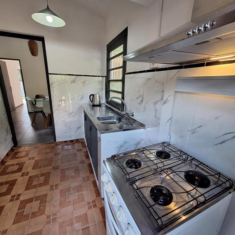 Muy acogedora, bella zona y excelente ubicación - Three-Bedroom House - 26