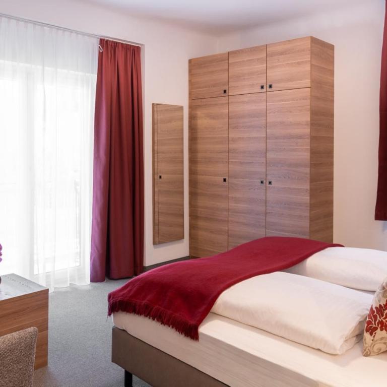 Thermenhotel Krone - inklusive Felsentherme - Dreibettzimmer - 2