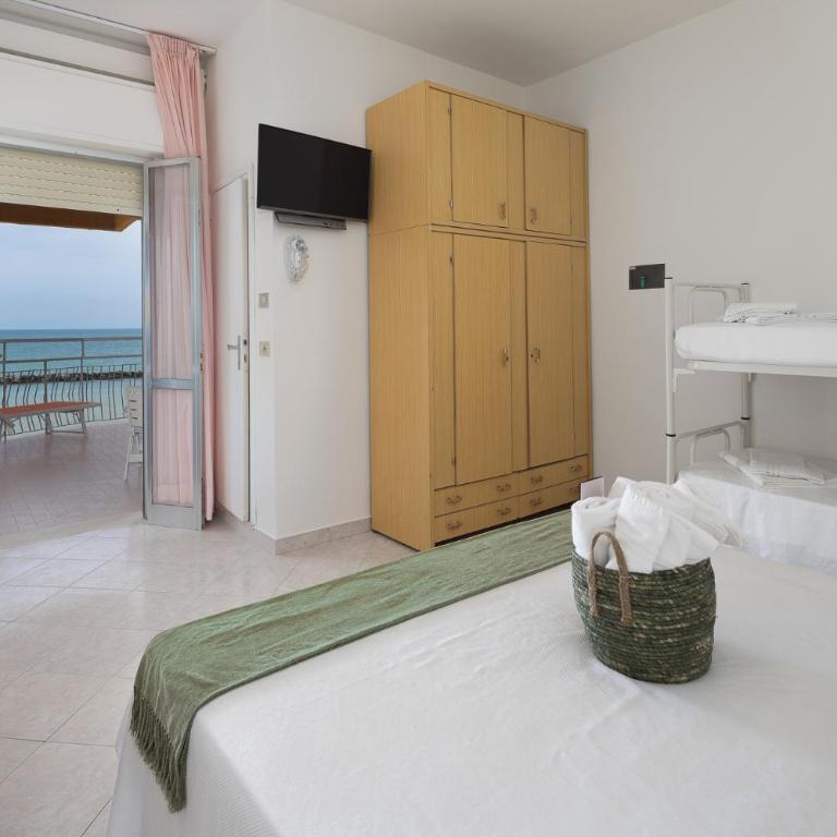 Hotel Cola Frontemare - Classic Quadruple Room with Partial Sea View - 4