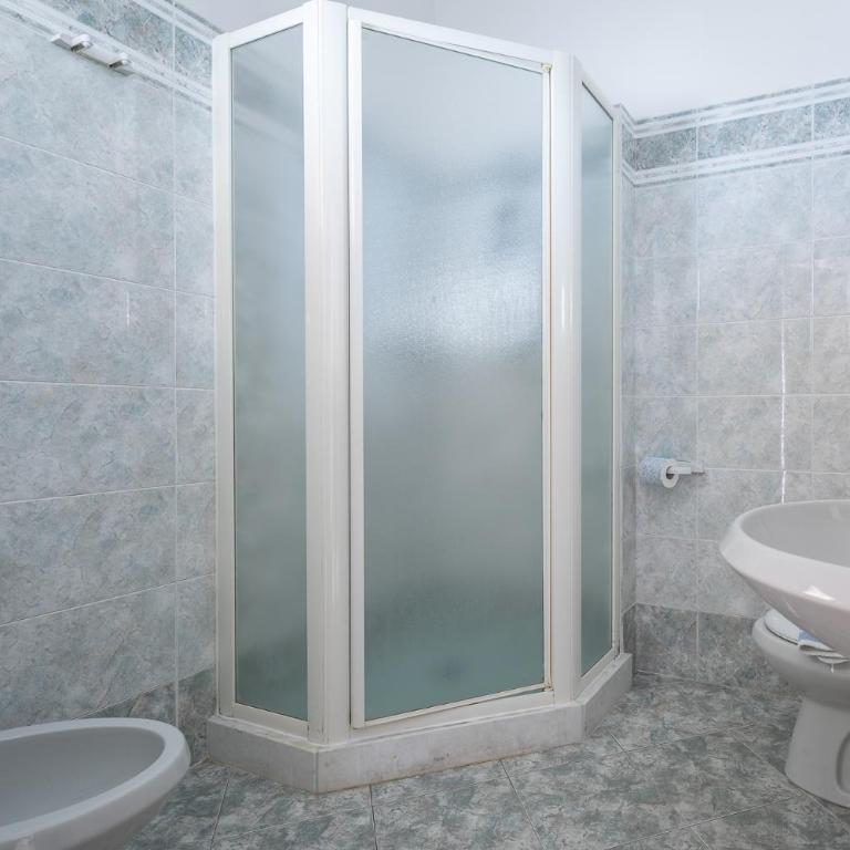 Hotel Cola Frontemare - Classic Quadruple Room with Partial Sea View - 5