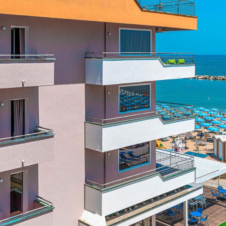 Hotel Cola Frontemare - Classic Double Room with Balcony and Beach Access - 11