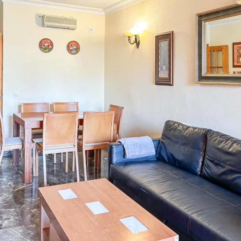 2 Bedroom Lovely Apartment In Fuengirola - Apartamento de 2 dormitorios - 10