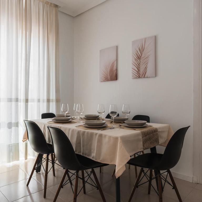 Home4u Castañeda - Three-Bedroom Deluxe Apartment - 23