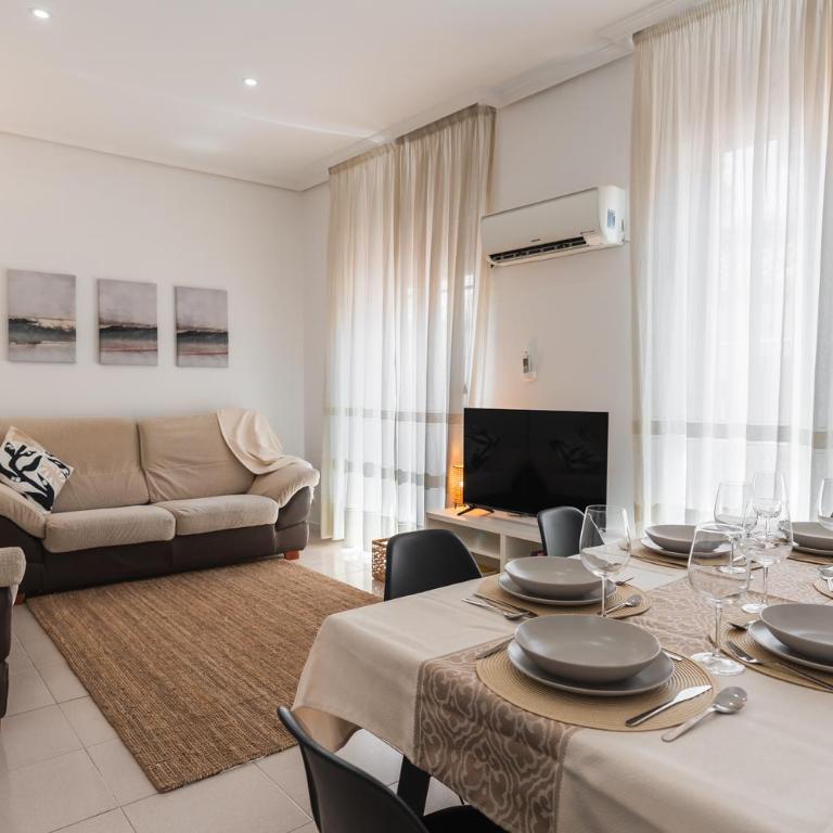 Home4u Castañeda - Three-Bedroom Deluxe Apartment - 22