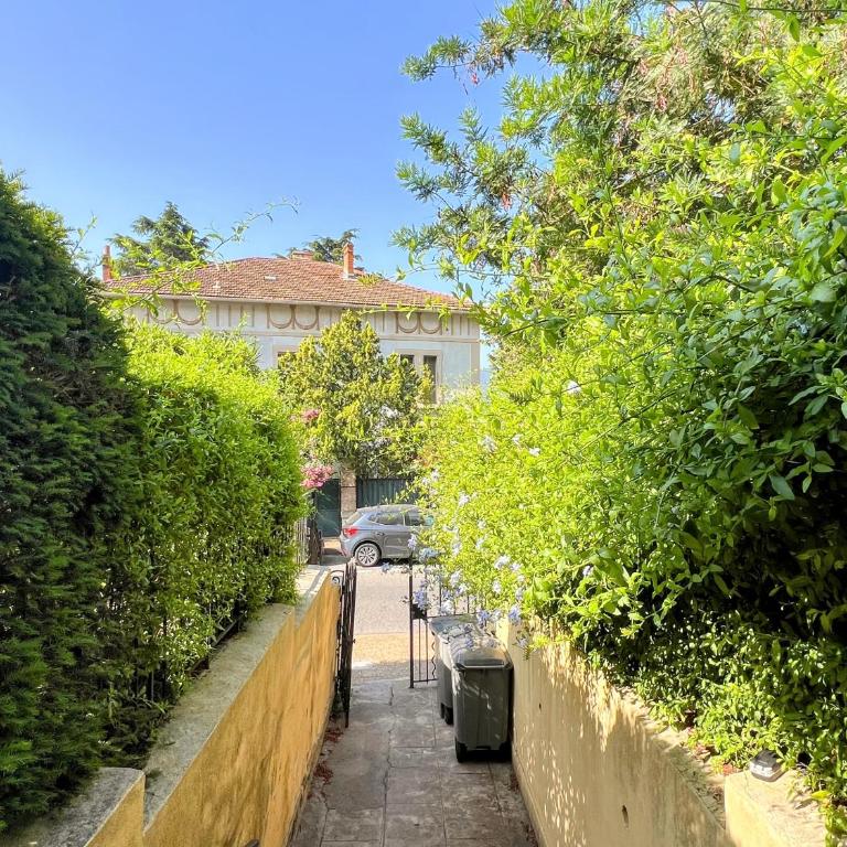 LE CASTEL Superbe appartement climatisé pour 4 personnes au centre ville de Hyères - Apartment mit 2 Schlafzimmern und Aussicht - 3