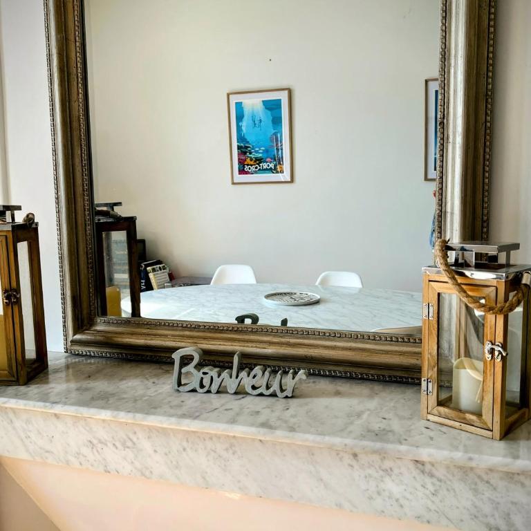 LE CASTEL Superbe appartement climatisé pour 4 personnes au centre ville de Hyères - Apartment mit 2 Schlafzimmern und Aussicht - 12