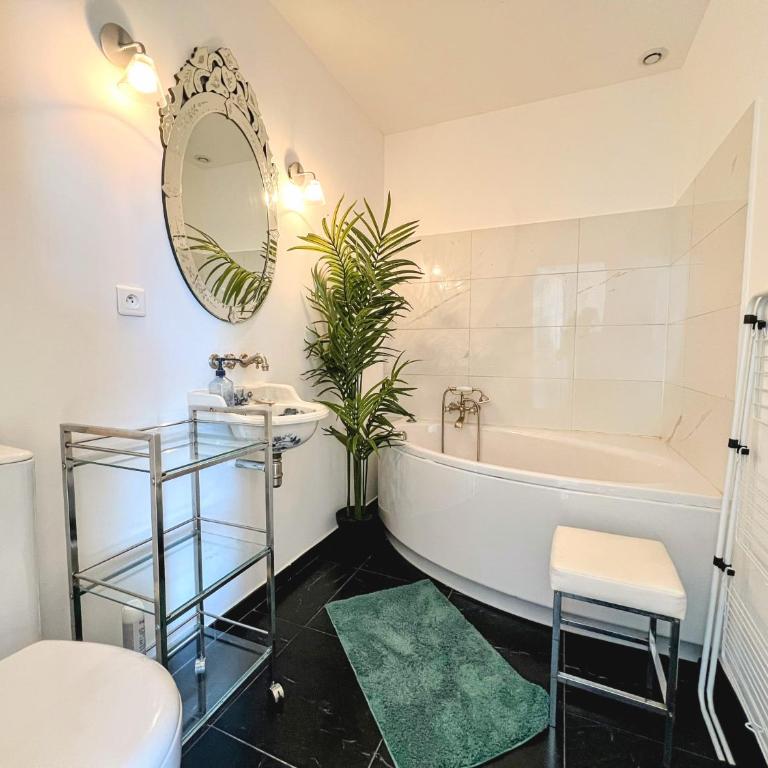 LE CASTEL Superbe appartement climatisé pour 4 personnes au centre ville de Hyères - Apartment mit 2 Schlafzimmern und Aussicht - 20