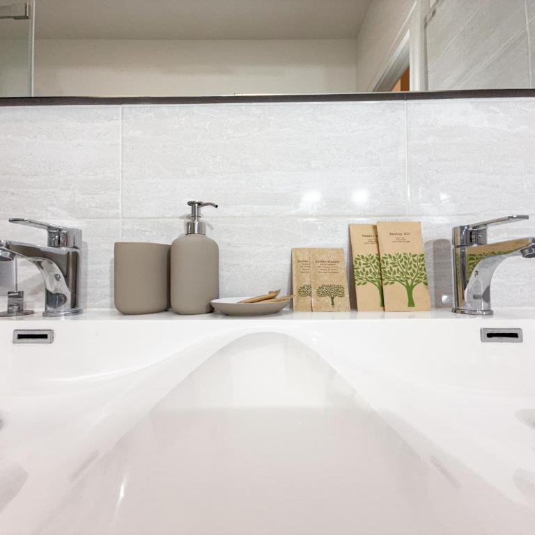 Parking Available - Elegant Two-Bedroom Apartment with Balcony - Appartamento con 2 Camere da Letto e Balcone - 19