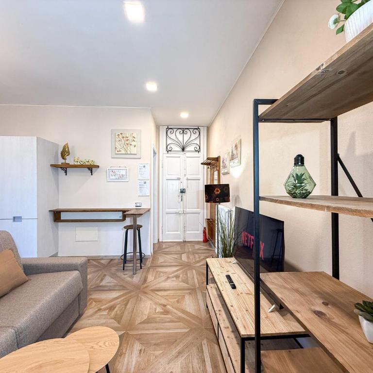 Parking Available - Elegant Two-Bedroom Apartment with Balcony - Appartamento con 2 Camere da Letto e Balcone - 3