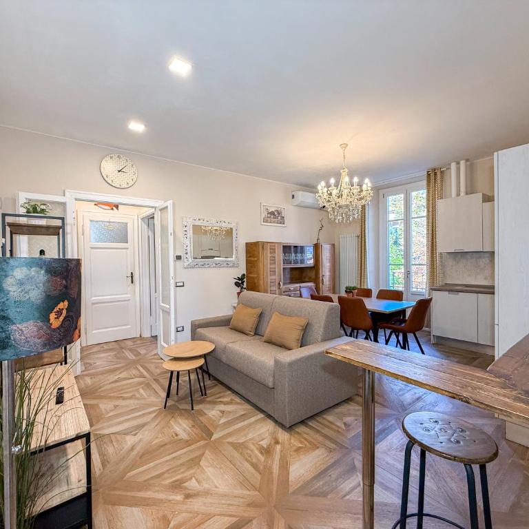 Parking Available - Elegant Two-Bedroom Apartment with Balcony - Appartamento con 2 Camere da Letto e Balcone - 1