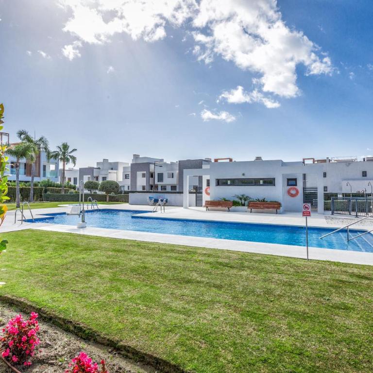 ViVi Homes - Sublime Close to the beach, Garden, Pool & Hot Tub - Three-Bedroom Deluxe Apartment - 25