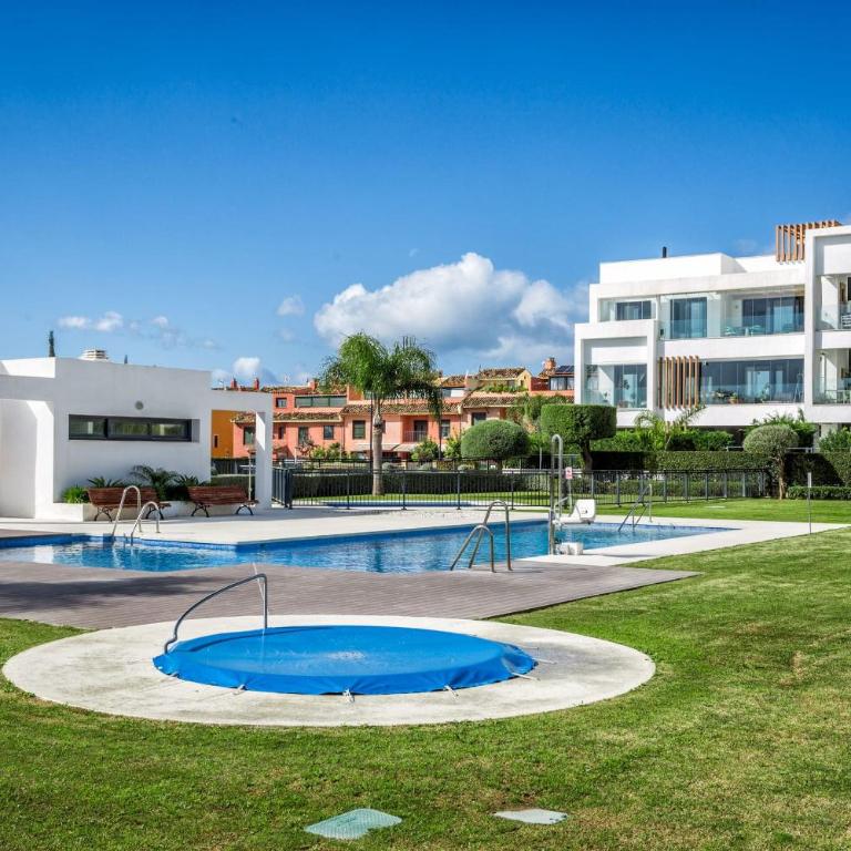 ViVi Homes - Sublime Close to the beach, Garden, Pool & Hot Tub - Three-Bedroom Deluxe Apartment - 28