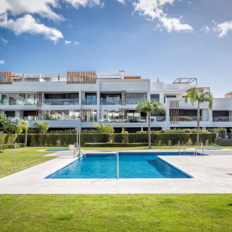 ViVi Homes - Sublime Close to the beach, Garden, Pool & Hot Tub - Three-Bedroom Deluxe Apartment - 29