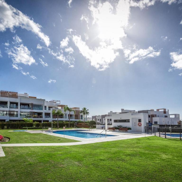 ViVi Homes - Sublime Close to the beach, Garden, Pool & Hot Tub - Three-Bedroom Deluxe Apartment - 30