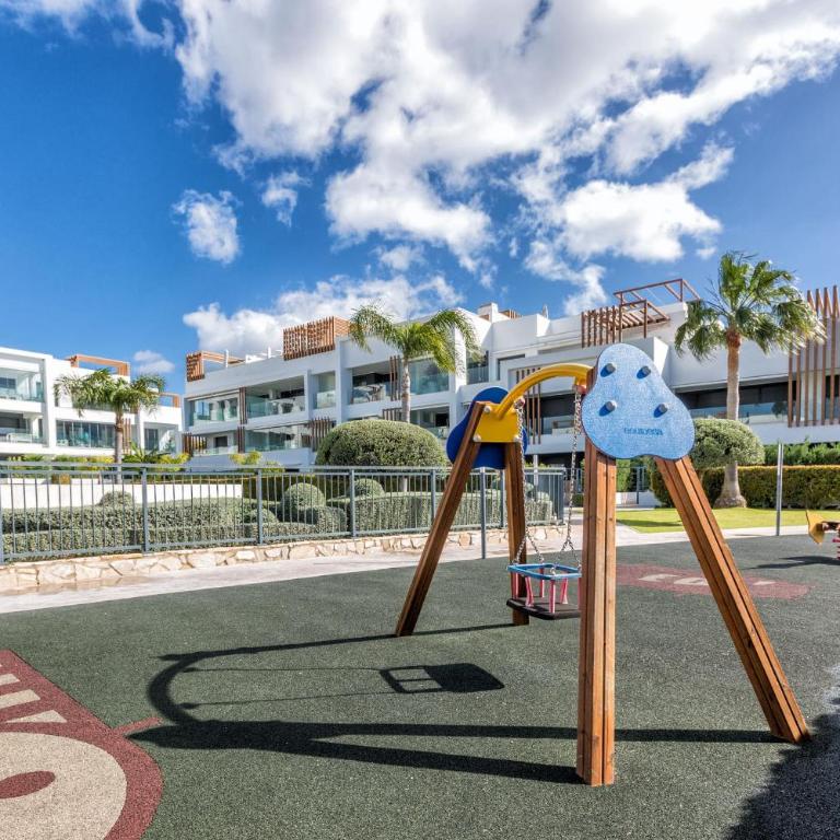 ViVi Homes - Sublime Close to the beach, Garden, Pool & Hot Tub - Three-Bedroom Deluxe Apartment - 31