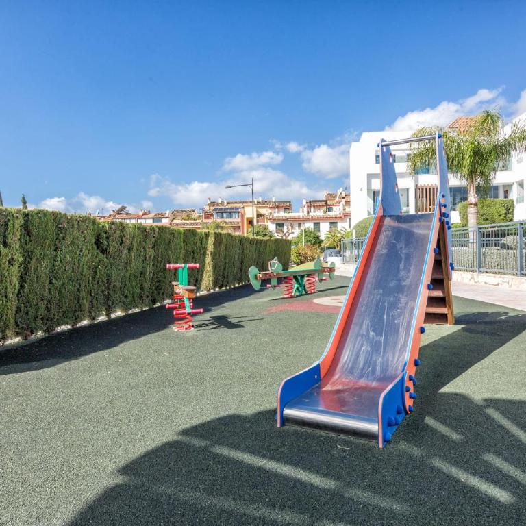 ViVi Homes - Sublime Close to the beach, Garden, Pool & Hot Tub - Three-Bedroom Deluxe Apartment - 33