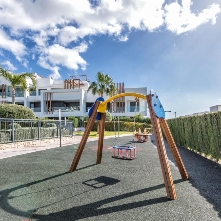 ViVi Homes - Sublime Close to the beach, Garden, Pool & Hot Tub - Three-Bedroom Deluxe Apartment - 34