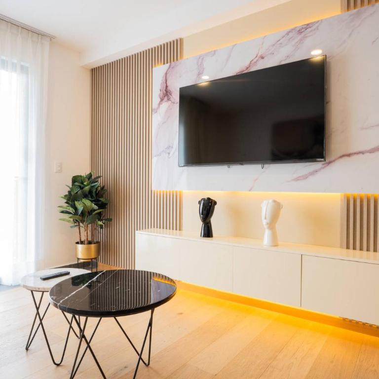 Luxury 2BR with Pool, Gym & Coworking - Two-Bedroom Apartment - 3