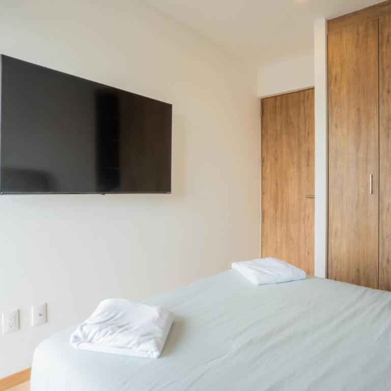 Luxury 2BR with Pool, Gym & Coworking - Two-Bedroom Apartment - 33