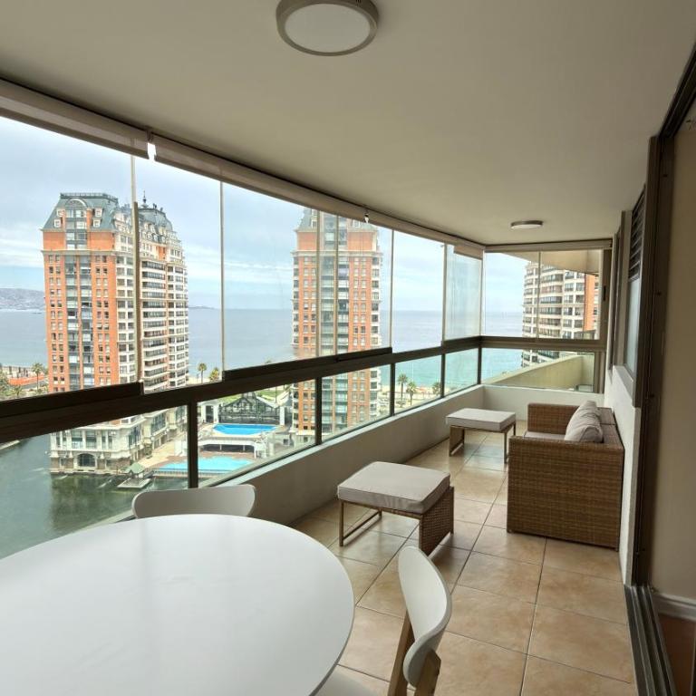 Piso con vista al mar céntrico precio único - Three-Bedroom Apartment - 1