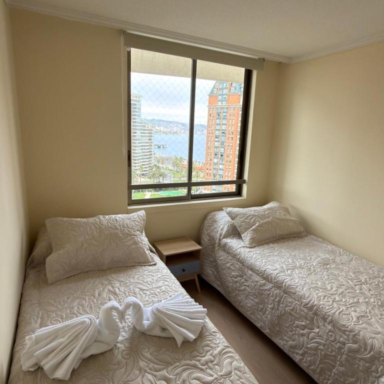Piso con vista al mar céntrico precio único - Three-Bedroom Apartment - 16