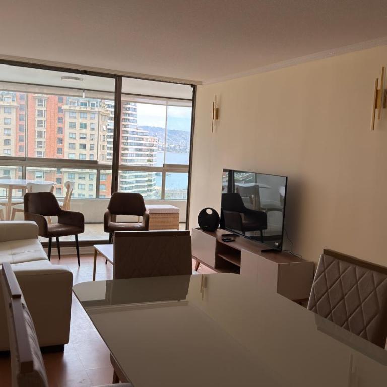 Piso con vista al mar céntrico precio único - Three-Bedroom Apartment - 25