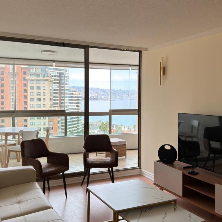 Piso con vista al mar céntrico precio único - Three-Bedroom Apartment - 35