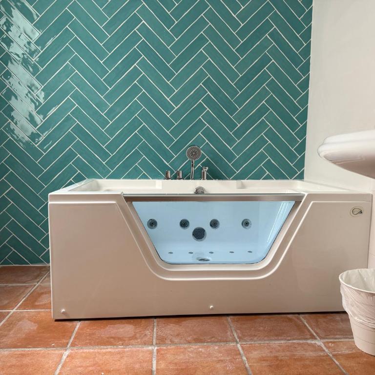 Hostal Moscatel - Queen Room with Spa Bath - 7