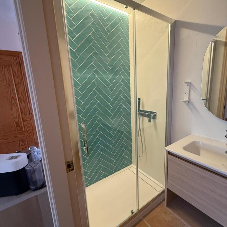 Hostal Moscatel - Superior King Room with Sofa - 12