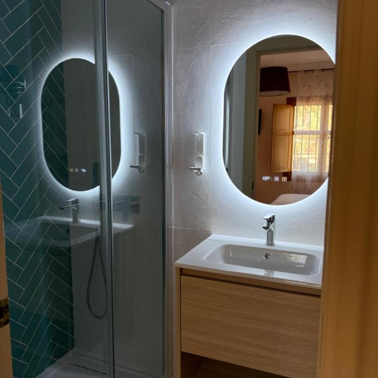 Hostal Moscatel - Superior King Room with Sofa - 14
