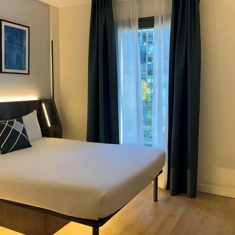 Four Points Flex by Sheraton Madrid Atocha - Standard Double Room with One Queen Bed - 7