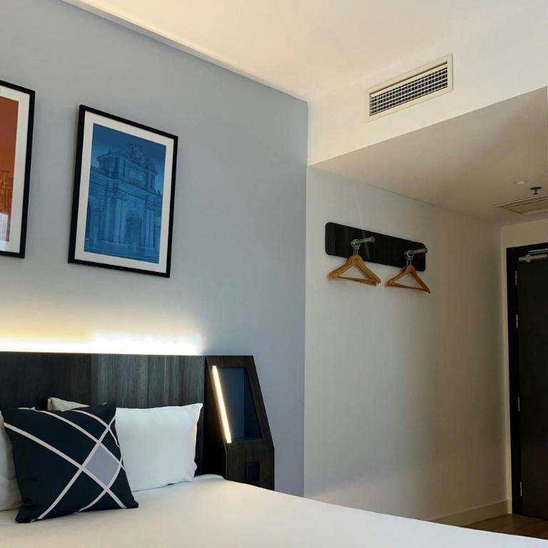Four Points Flex by Sheraton Madrid Atocha - Standard Queen Room with Terrace and City View - 5