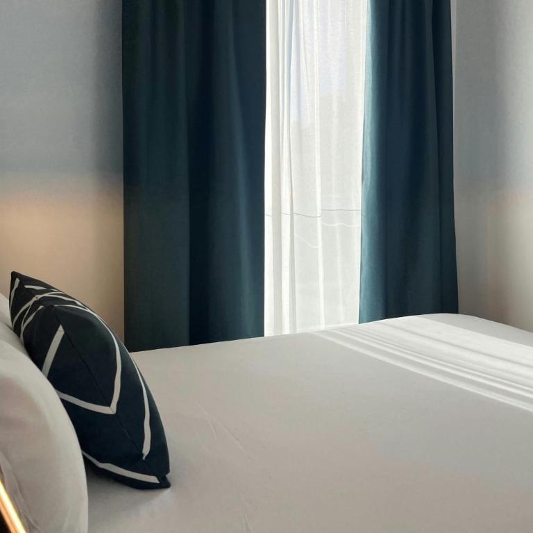 Four Points Flex by Sheraton Madrid Atocha - Standard Double Room with One Queen Bed - 11