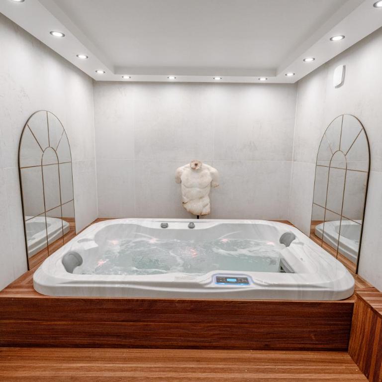Suite Jacuzzi & Sauna privatifs - Paris - Or Norme By Le Douze - Chambre Double Deluxe - 13