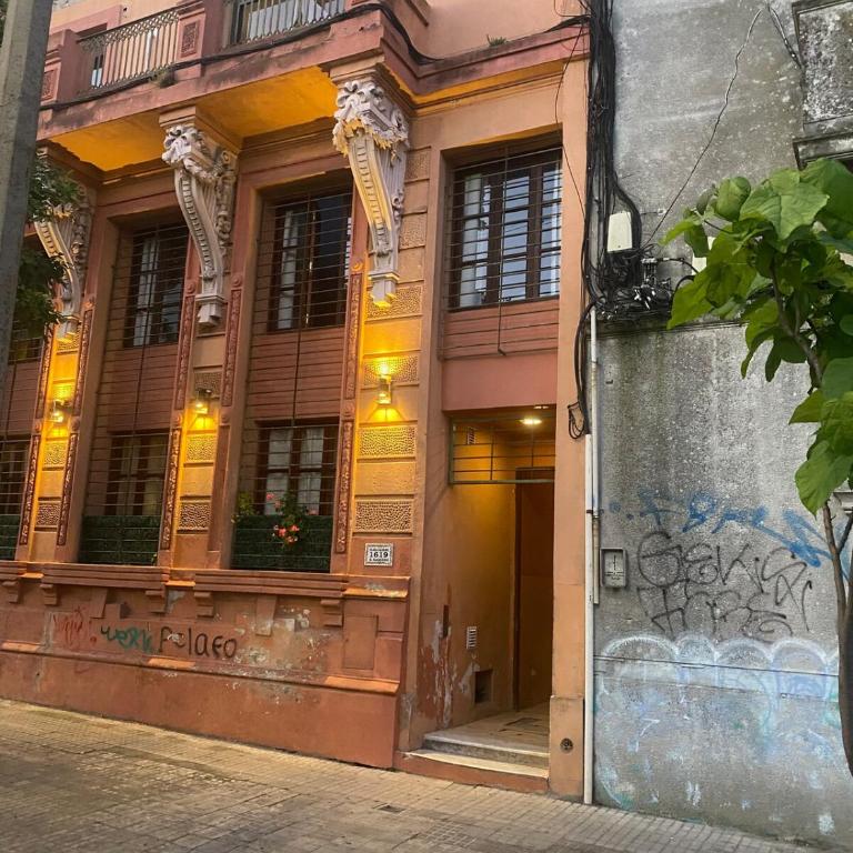 Great location, 2 bedrooms, 2 bathrooms - Three-Bedroom Apartment - 5