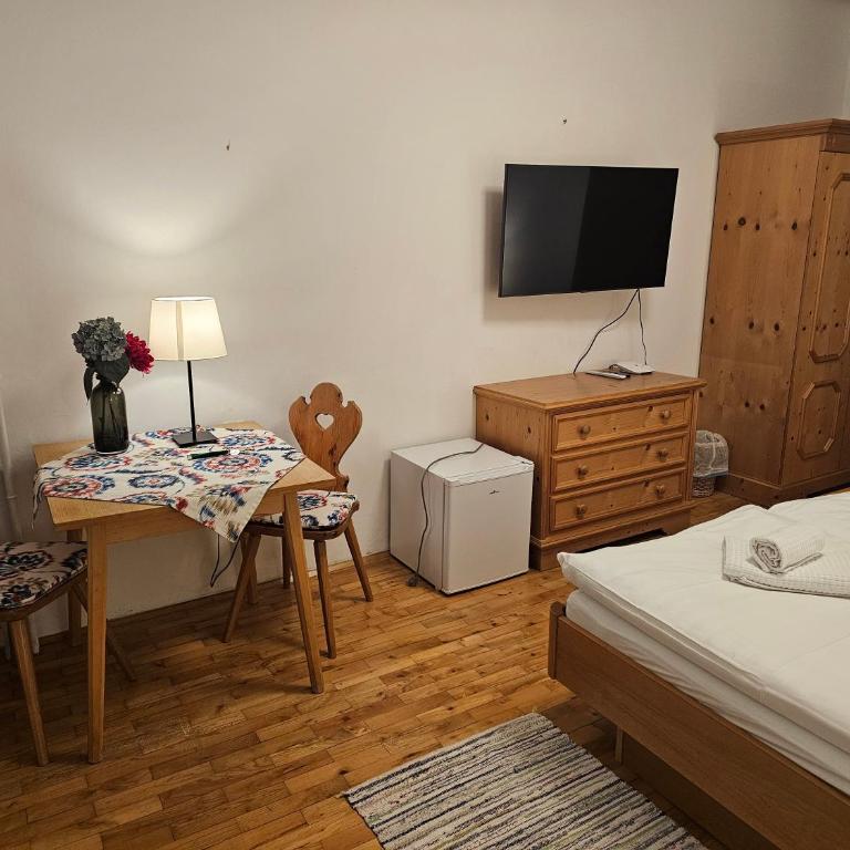 Pension Buchner - Doppelzimmer mit eigenem Bad - 2